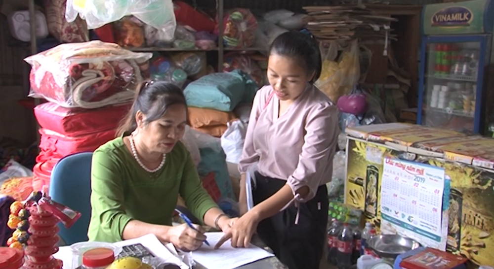 Cán bộ Chi cục Thuế huyện Nậm Nhùn hỗ trợ hộ người nộp thuế thực hiện đúng quyền và nghĩa vụ của mình.